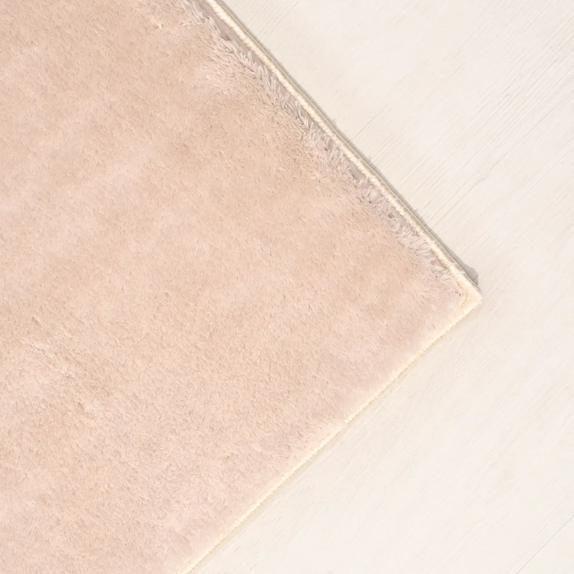 Peluş oturma odası halısı - kenar ve saçak detayı