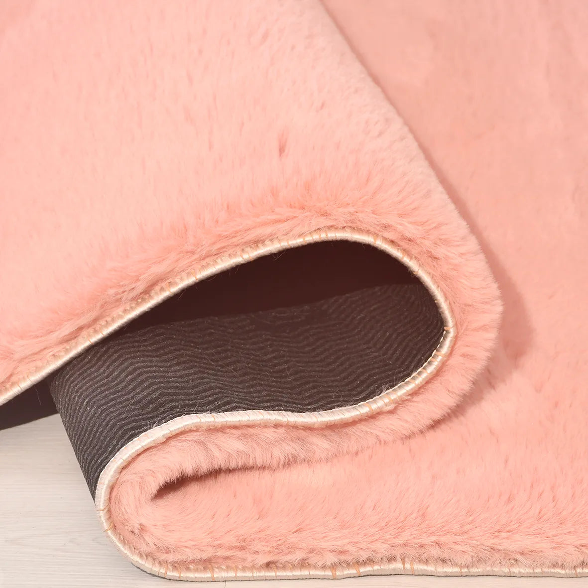 Pembe yatak odası halısı - yakından doku detayı