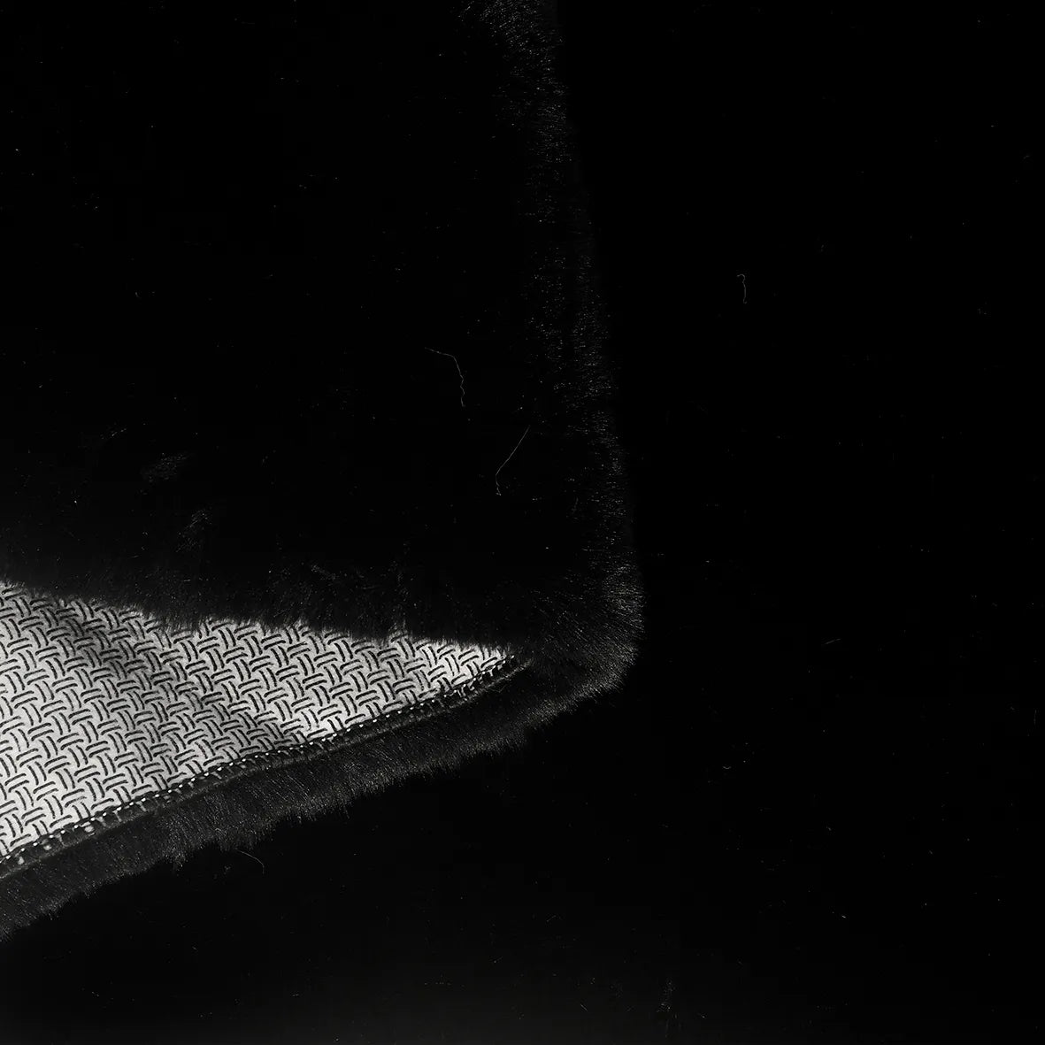 Siyah yatak odası halısı - kenar ve saçak detayı